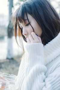 你总爱让往事跟随:墙上的时钟指向八点时,程知阙才拎着一个蛋糕回了家